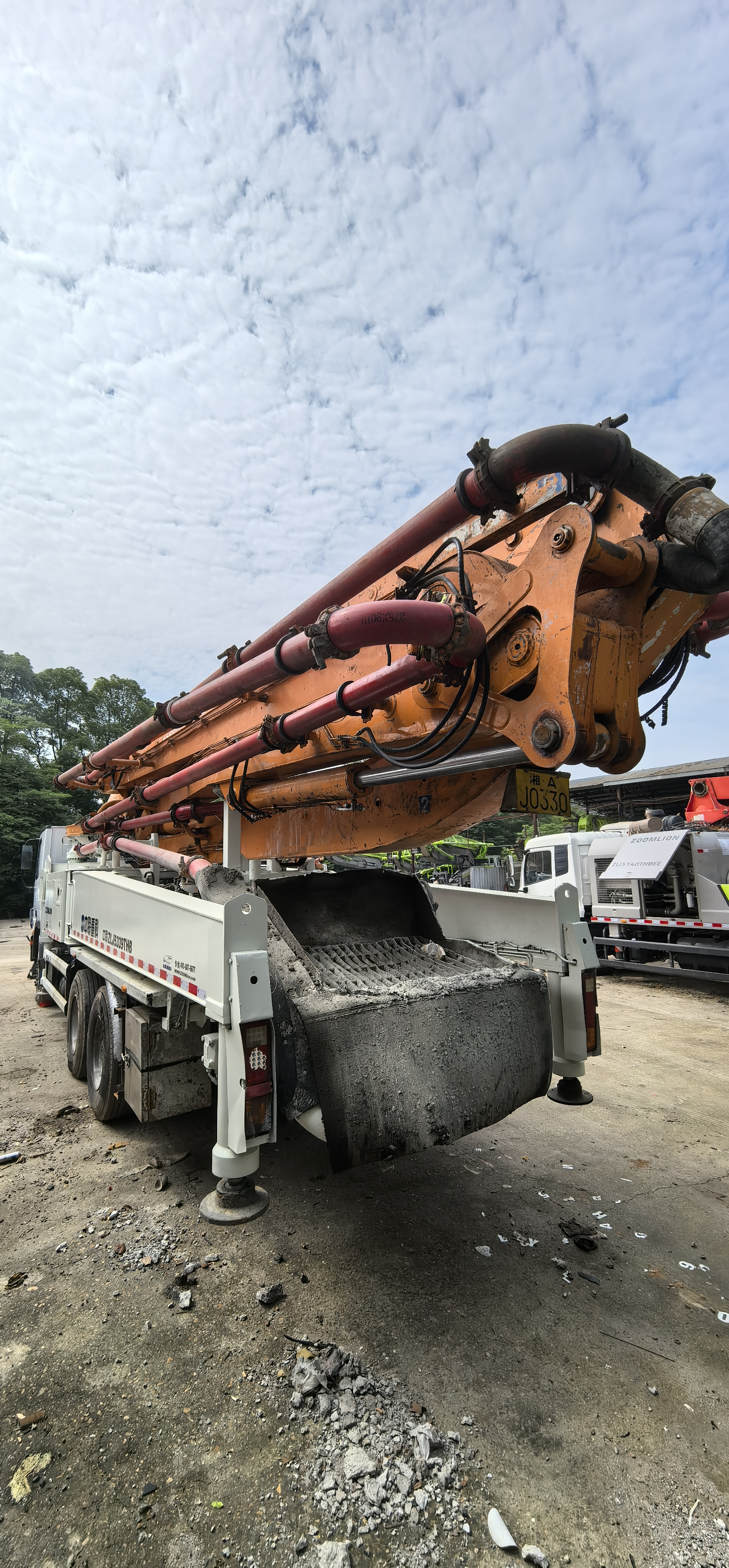 Used Zhonglian 47m Open Circuit High-Displacement Concrete Pump Truck (Mercedes-Benz Chassis, 2022)